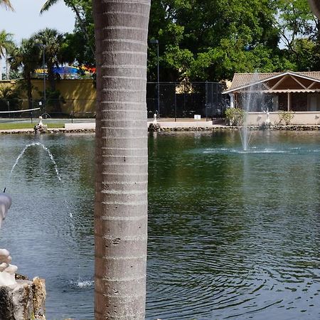 Rock Lake Not Open Due To Hurricane Damages Hotel ฟอร์ตไมเยอร์ ภายนอก รูปภาพ
