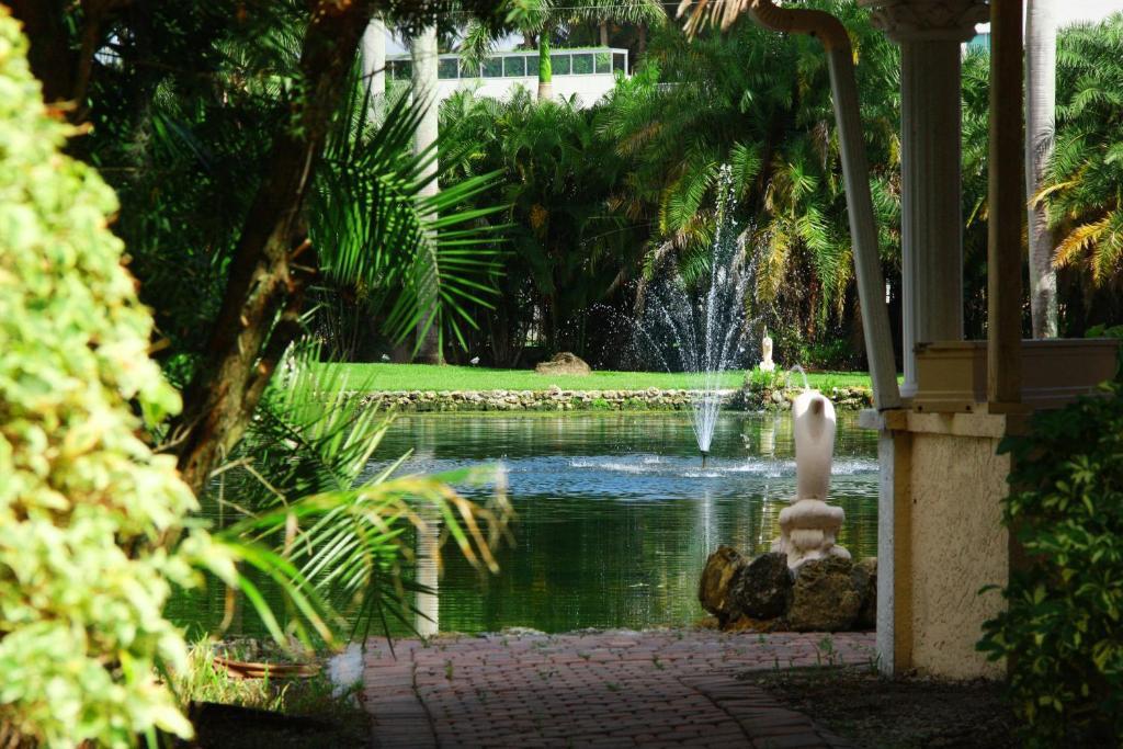 Rock Lake Not Open Due To Hurricane Damages Hotel ฟอร์ตไมเยอร์ ภายนอก รูปภาพ