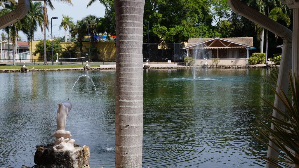 Rock Lake Not Open Due To Hurricane Damages Hotel ฟอร์ตไมเยอร์ ภายนอก รูปภาพ